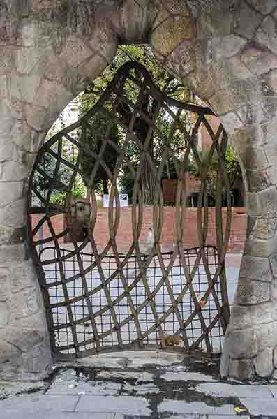 09 - Barcelona - Gaudí - Porta Miralles - puerta de rejas